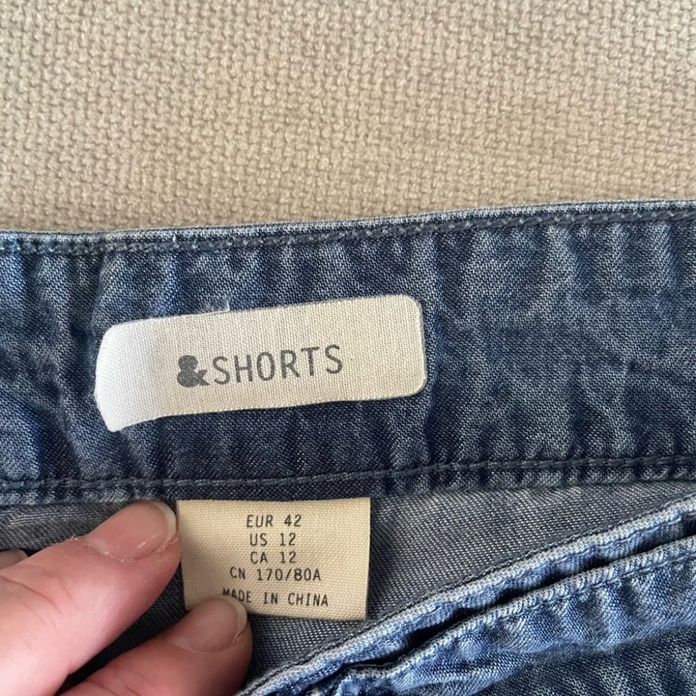 H&M lightweight jean shorts. - Picture 2 of 4